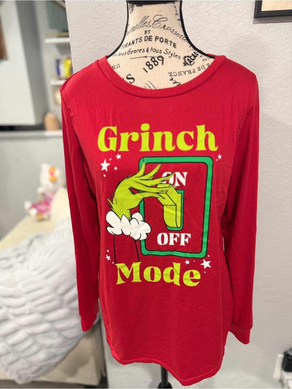 Dr. Seuss Grinch Mode Christmas Graphic Tee Size Medium Red Long Sleeve Shirt - Picture 2 of 5